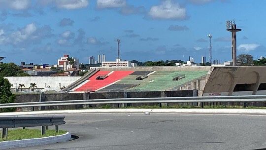 Polêmica: Estádio Almeidão começa a ser pintado de vermelho e preto antes de jogo do Flamengo e Governo fala em 