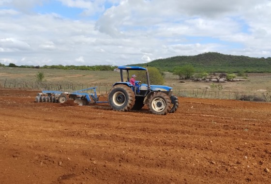 Preparo do solo: Prefeitura de Cacimba de Areia inicia os cortes de terra nas comunidades rurais do município 