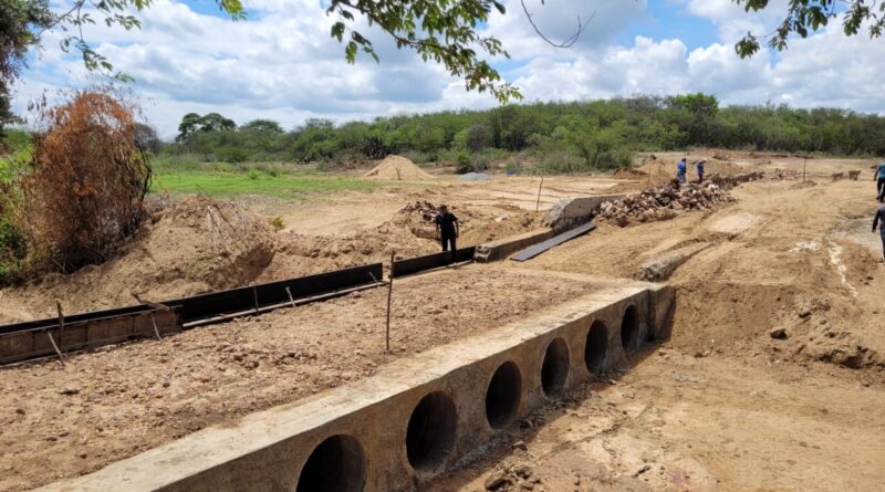 EM CATINGUEIRA: Construção de passagem molhada no sítio Pedro Velho segue em ritmo acelerado