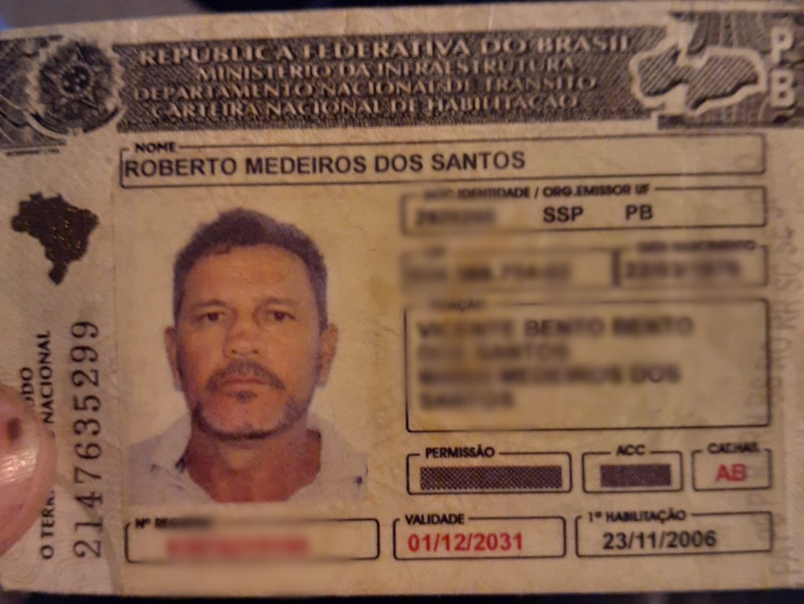 Em Patos: Flanelinha do Guedes Supermercado encontra bolsa com documentos e busca pelo proprietário