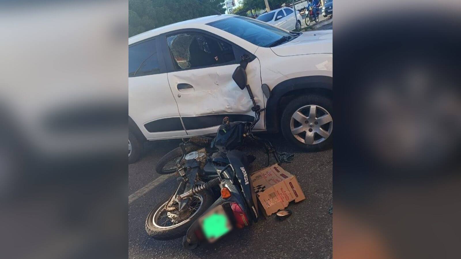 Motociclista fica ferido em acidente de trânsito na Rua Horácio Nóbrega, no Centro de Patos, na tarde desta quinta-feira (04)