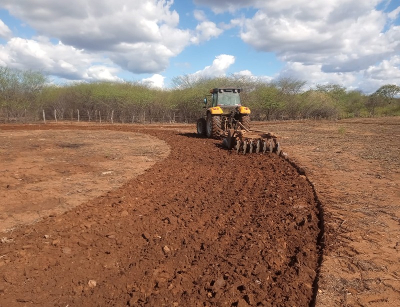Através da Secretaria de Agricultura, Prefeitura de Quixaba dá início ao corte de terras em 2024