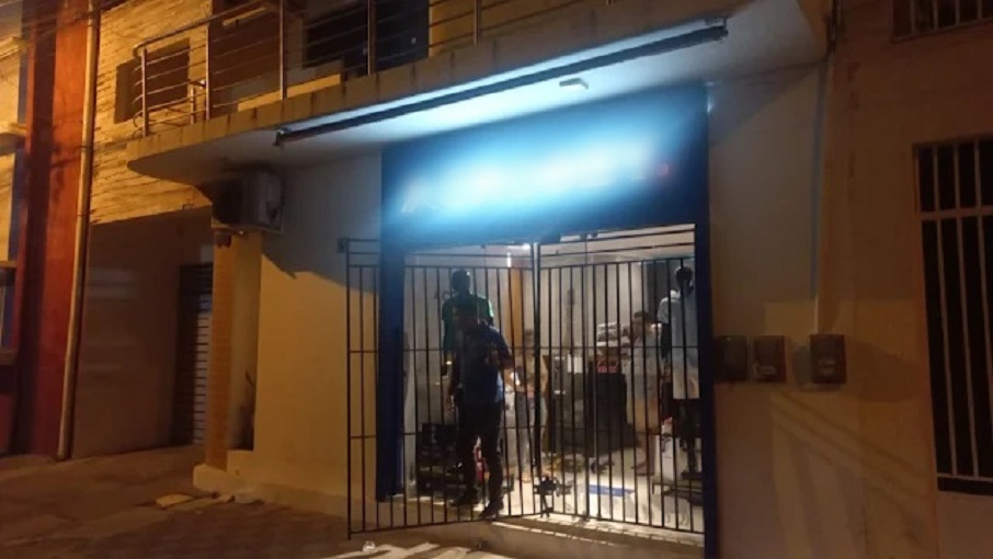 Bandidos arrombam loja em Cajazeiras na madrugada deste sábado (06) e levam roupas, aparelho de televisão e outros acessórios