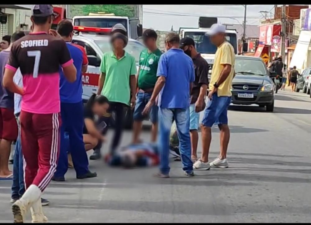 Acidente entre motos deixa homem ferido no centro de Teixeira, na manhã deste sábado (06)