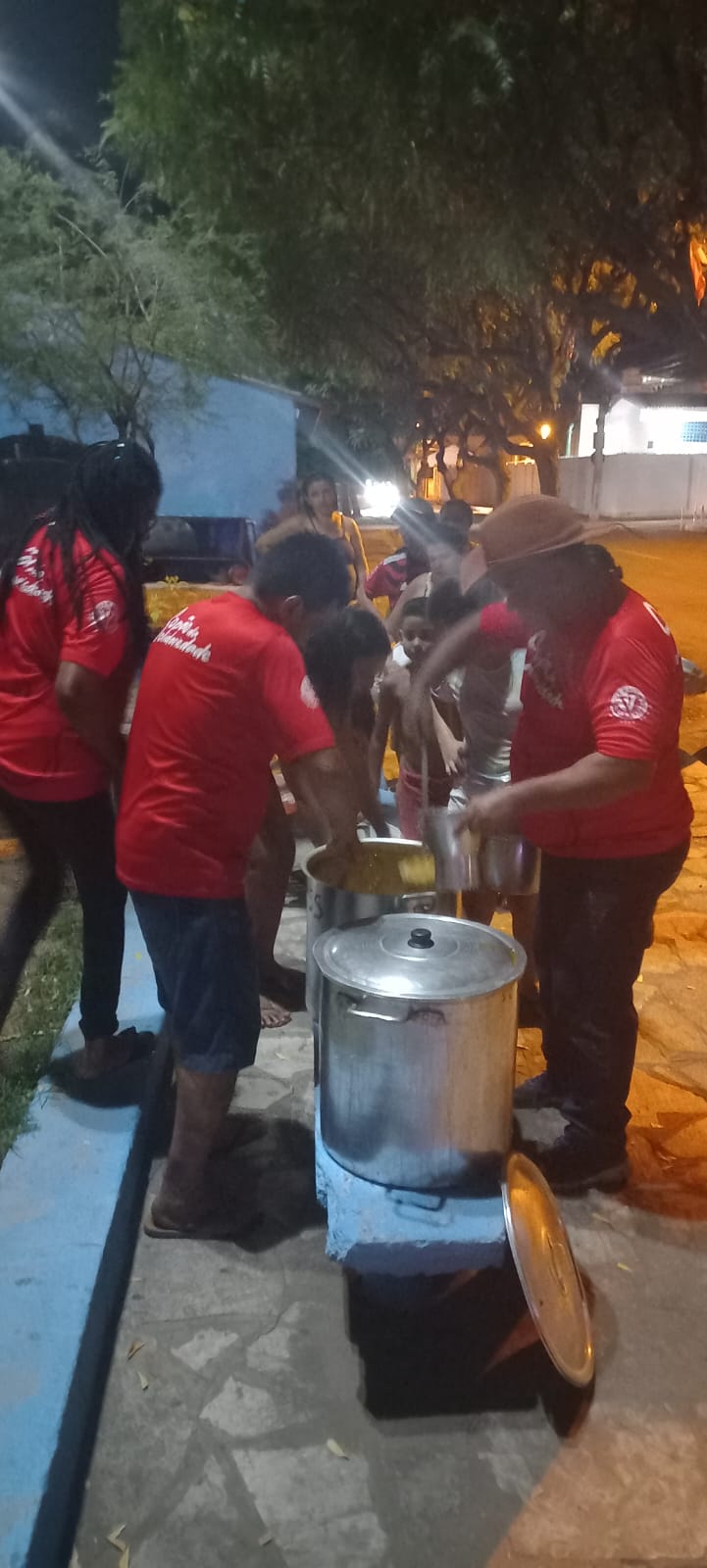 Projeto Sopão da Solidariedade realiza primeira distribuição de sopa do ano para pessoas carentes na Praça da Feira da Agricultura Familiar, em Patos
