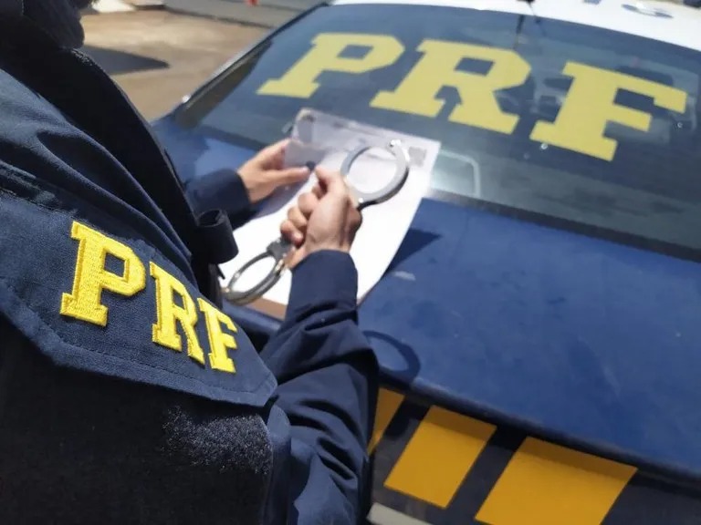 Três pessoas são detidas, duas delas em São Mamede, e um veículo é recuperado pela PRF na Paraíba na BR-230 em menos de 24h