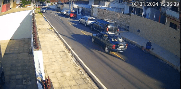Violência: Bandido arranca celular e derruba mulher em assalto à luz do dia, em João Pessoa; veja vídeo