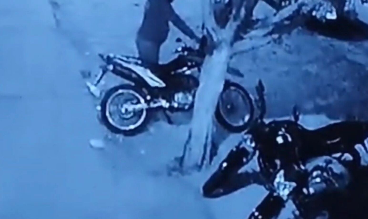 Homem é flagrado por câmera de segurança furtando motocicleta durante festividade em Itaporanga; veja vídeo