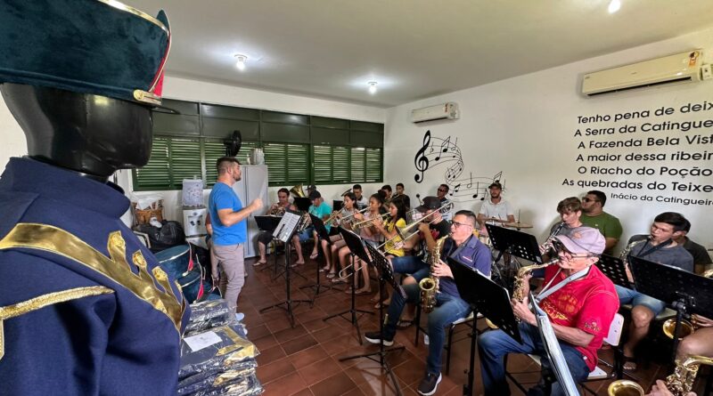 Prefeitura de Catingueira entrega novos uniformes para a Banda Filarmônica