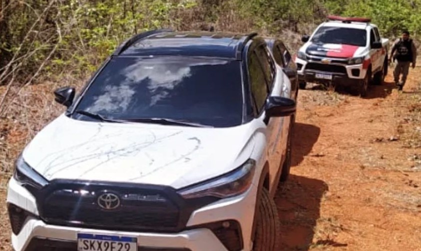 Polícia Militar localiza carro de luxo roubado por bandidos que invadiram casa de empresário em Cajazeiras