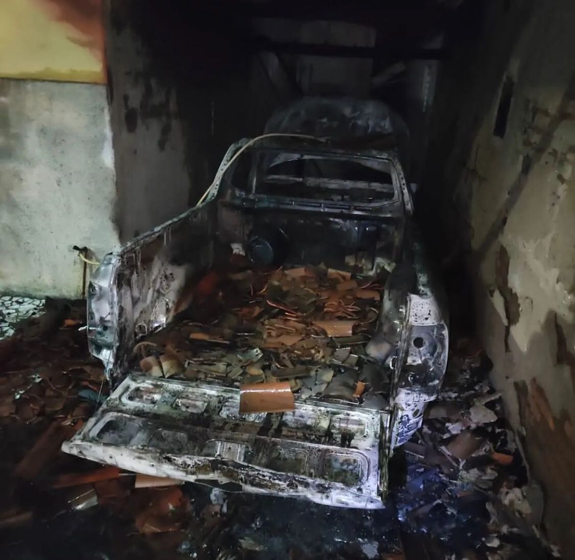 Incêndio em residência destrói dois veículos na cidade de Condado