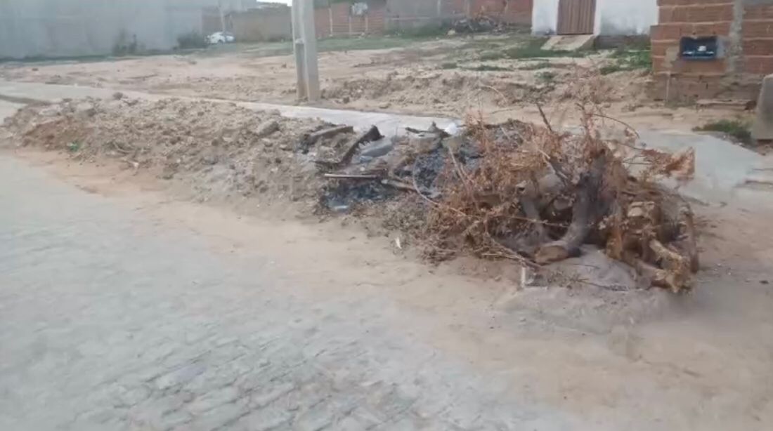 Morador do bairro Jatobá, em Patos, faz apelo às autoridades para retirada de entulhos na Rua José Germano de Araújo