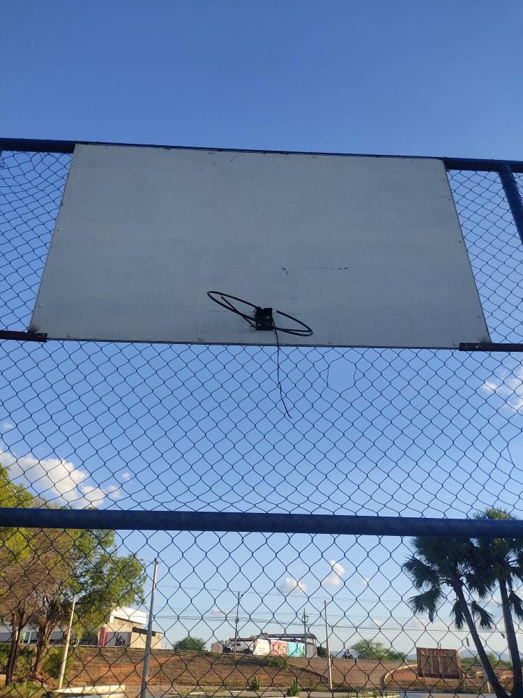 Praça do Ginásio Rivaldão, em Patos, é vandalizada e internauta relata abandono e insegurança; gestão diz que problemas serão sanados