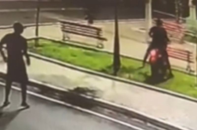 Motociclista perde controle de moto enquanto empinava e destrói banco de praça, no Vale do Piancó; veja vídeo