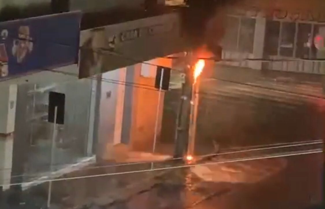 Poste pega fogo no Centro de Patos durante chuva na noite deste sábado (13) e fios de alta tensão ficam expostos; veja vídeo
