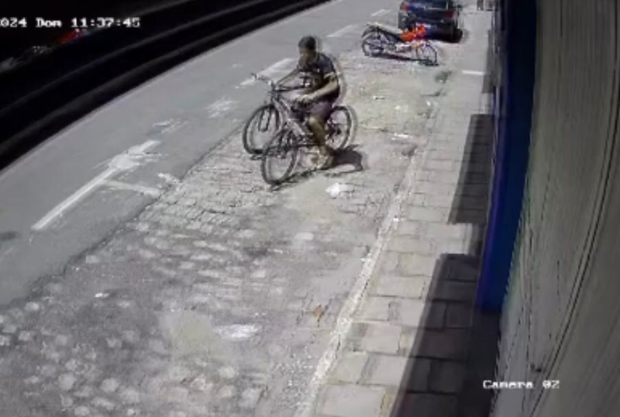 Ladrão furta bicicleta de dentro de prédio no Centro de Patos, durante a manhã deste domingo (14); veja vídeo