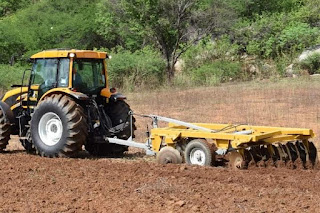 Prefeitura inicia o corte de terra e beneficia agricultores de São Mamede