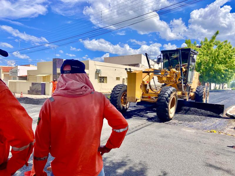 Prefeitura de Patos realiza pavimentação asfáltica em rua que dá acesso à Avenida Lagoa dos Patos