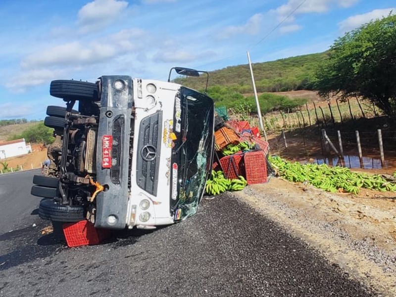 Caminhão carregado de bananas tomba em rodovia do Vale do Piancó; veja vídeo