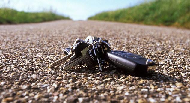 Cidadã oferece recompensa para quem encontrar cordão com chaves perdido em Patos