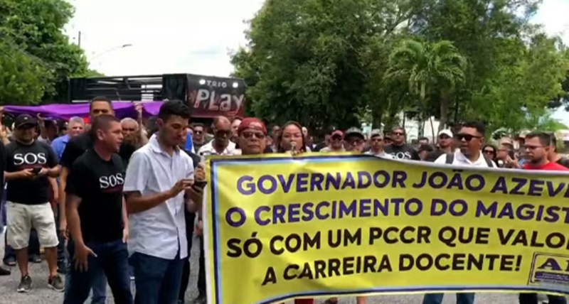 Servidores protestam contra reajuste de 5% anunciado pelo Governo da Paraíba