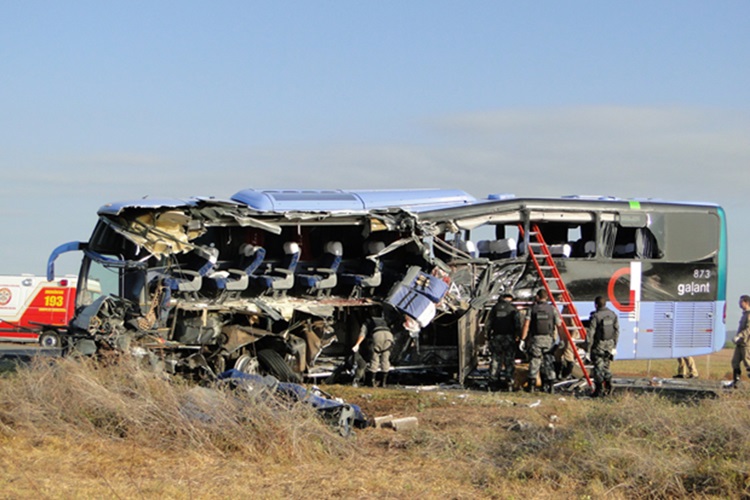 Mulher que perdeu dois filhos em acidente de ônibus no Sertão em 2012 será indenizada em R$ 70 mil