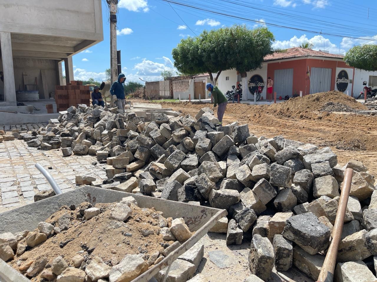 Prefeitura de Patos aprimora infraestrutura urbana com operação Tapa-Buraco e programa de Pavimentação