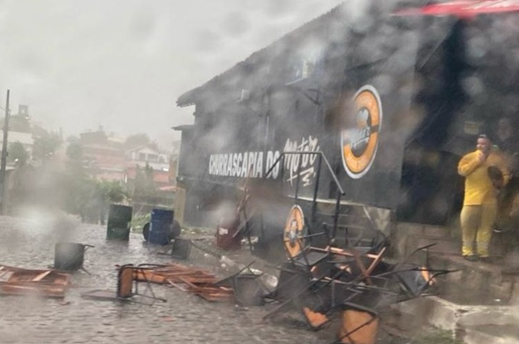 Chuva torrencial acompanhada de ventos causa estragos em Cajazeiras na tarde deste sábado (20); veja vídeo