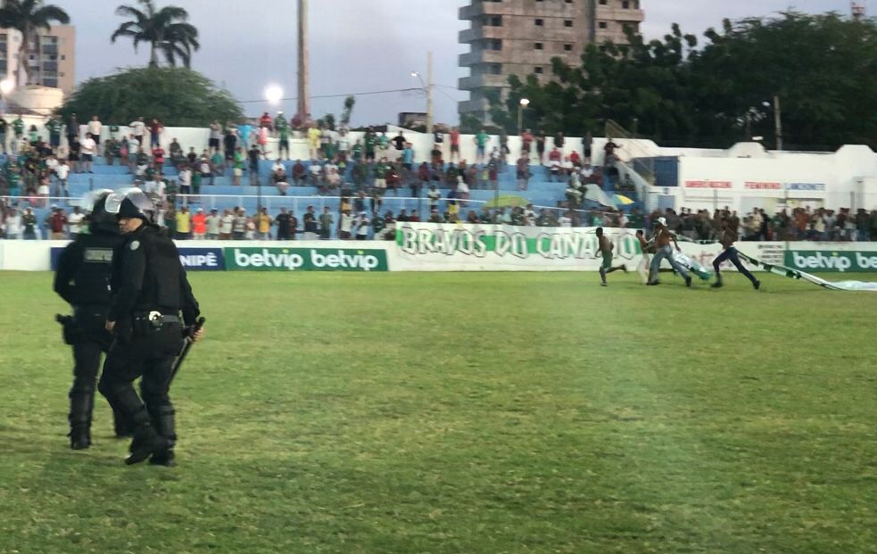 Jogo entre Nacional x Sousa é marcado por invasão de torcida organizada do Dinossauro dentro de campo; cinco foram presos. VÍDEO