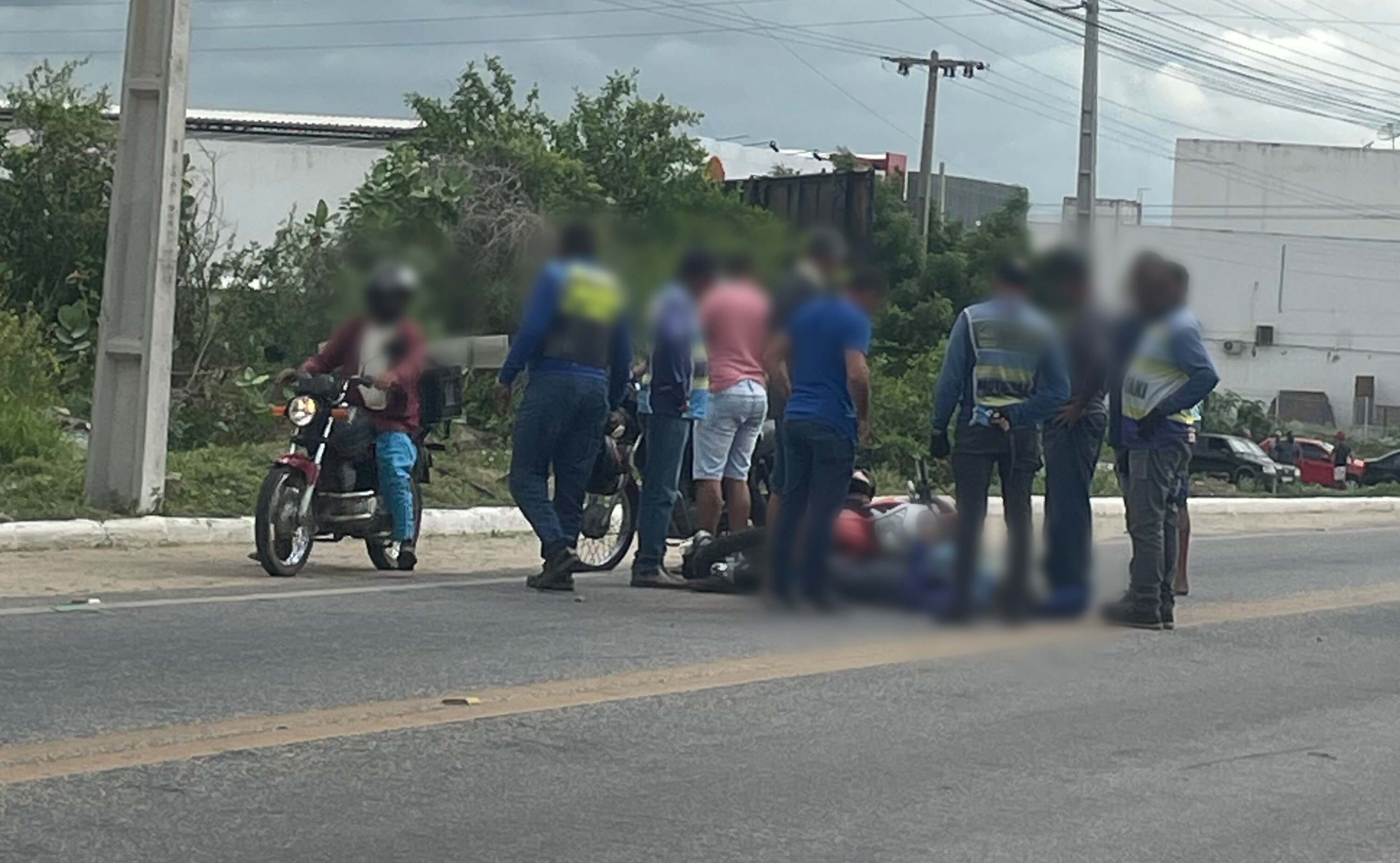 Mototaxista sofre acidente na manhã desta segunda-feira (22) na BR-361, em Patos; veja vídeo