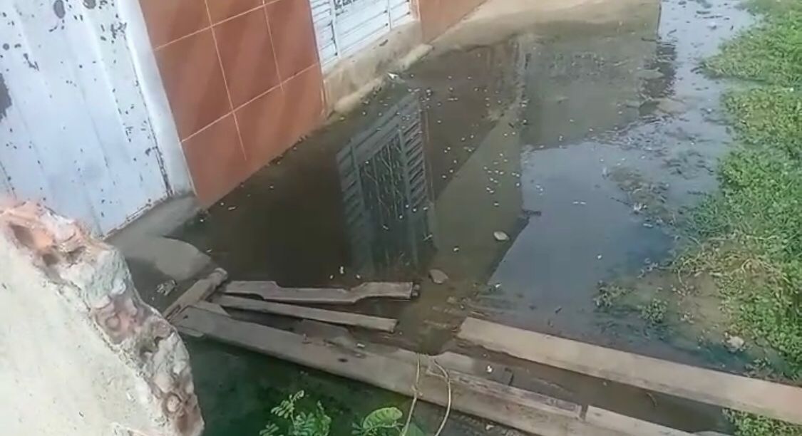 Moradora do bairro Mutirão denuncia galeria estourada que está dando retorno para as residências; Gestão diz que demanda será atendida