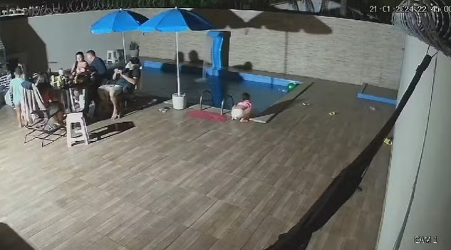 Menina de 7 anos entra em piscina sem adultos perceberem e morre após passar seis minutos submersa