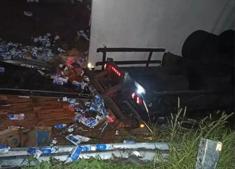 Motorista morre preso nas ferragens após caminhão carregado de leite capotar em rodovia do Sertão