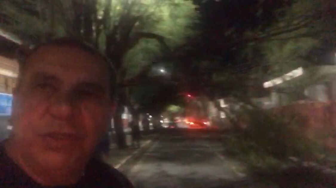 Caminhão atinge algaroba e interdita trecho da Rua Pedro Firmino na noite desta terça-feira (23), em Patos; veja vídeo