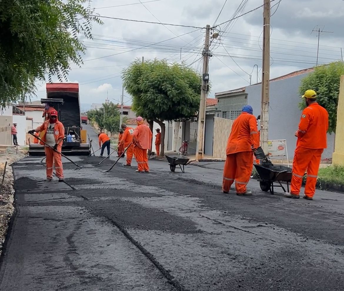 Rua Manoel Torres recebe pavimentação asfáltica interligando a Alça Sudeste com o bairro Salgadinho