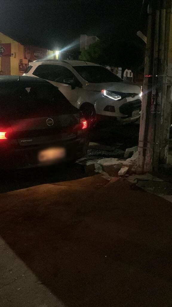 Grave colisão entre dois carros é registrada em cruzamento no Centro de Patos na noite desta sexta-feira (26)