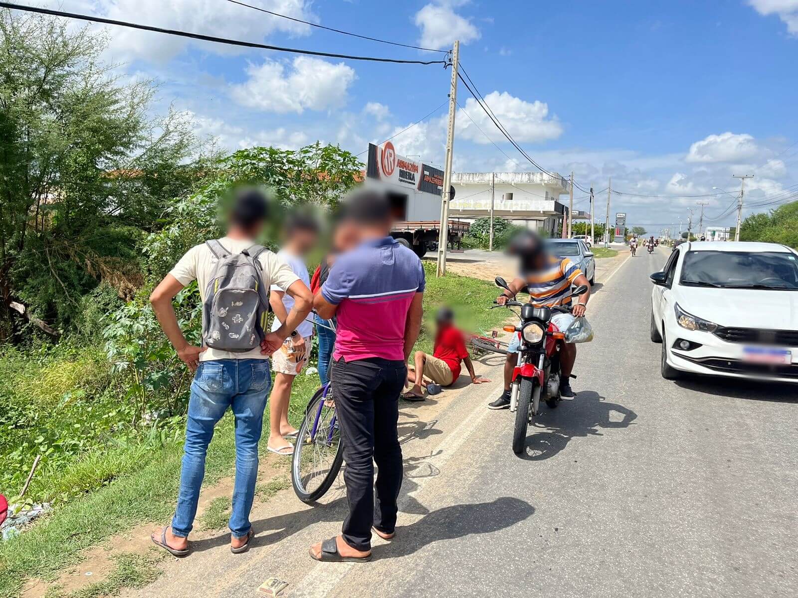 Idoso com sinais de desorientação fica ferido após se desequilibrar e cair às margens da BR-361 na manhã deste sábado (27), em Patos