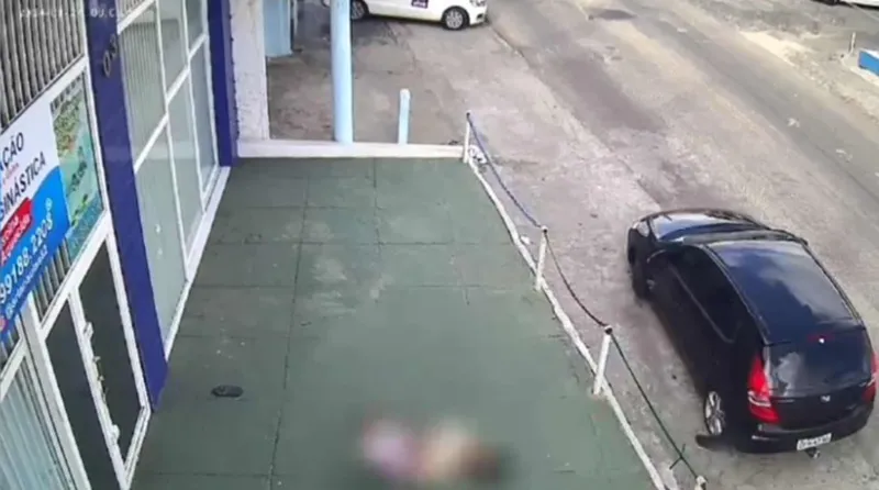 Vídeo mostra momento em que idoso de 77 anos é arremessado após ser atropelado por carro desgovernado em Campina Grande; confira