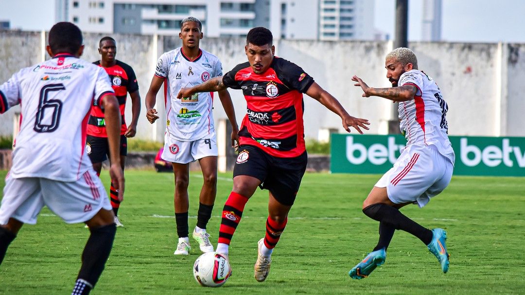 Campinense melhora no segundo tempo, bate o São Paulo Crystal e sobe na tabela
