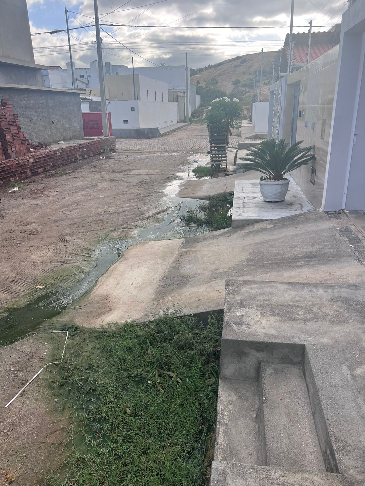 Cidadão de Patos faz apelo por providências em galeria estourada na Rua Marina Gouveia, no bairro da Maternidade; demanda está no cronograma de serviços da Seinfra