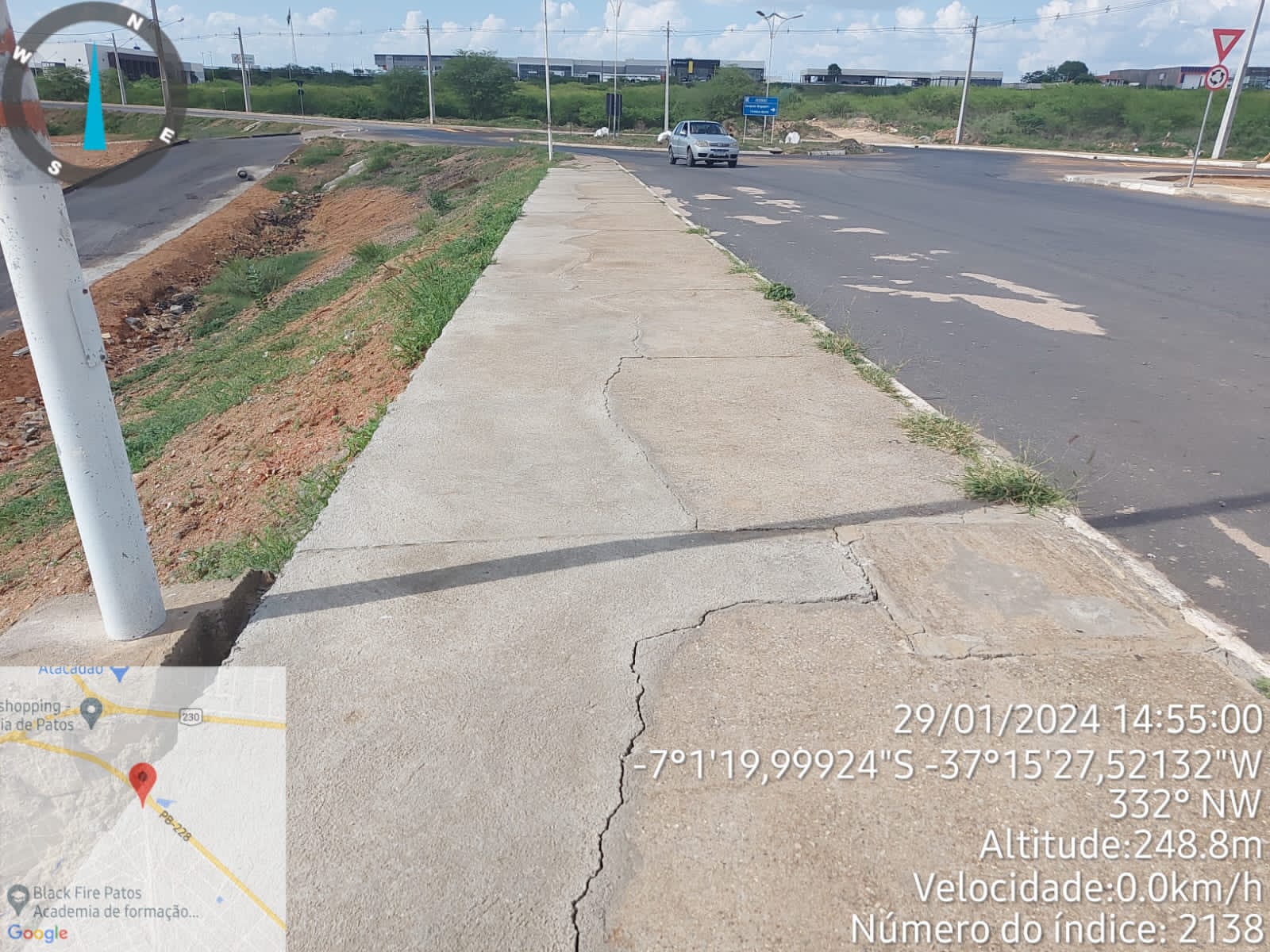 Cidadão reivindica solução para problemas no calçadão da Alça Sudeste, em Patos, e limpeza de mato nos arredores; Prefeitura diz que serviços já estão sendo viabilizados