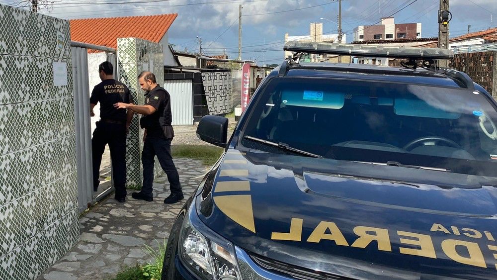 Professor é preso em operação da Polícia Federal contra abuso sexual infantil, em João Pessoa