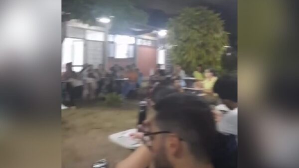 Estudantes da UFPB assistem aulas 