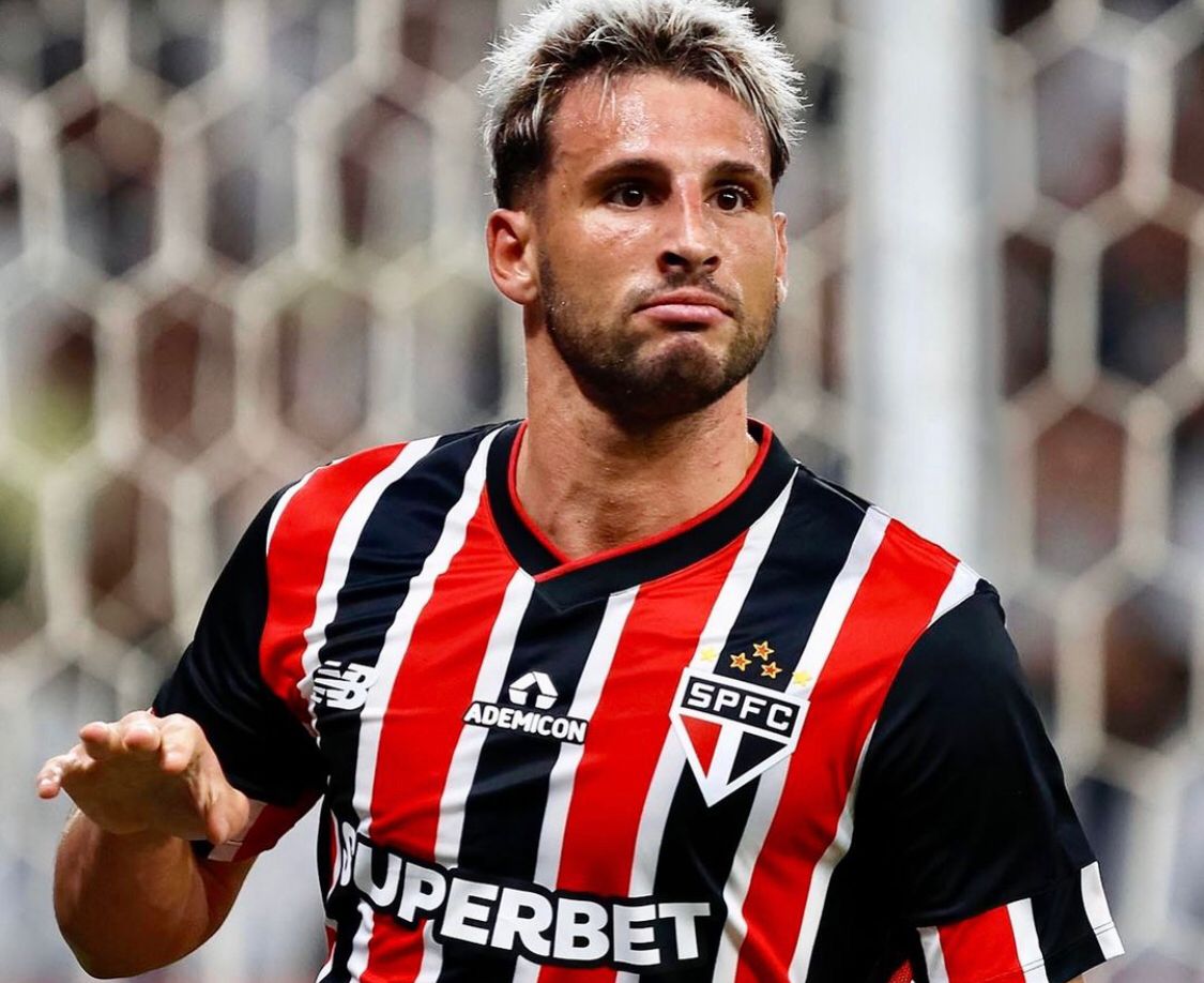 São Paulo domina o Corinthians na arena, quebra tabu de quase 10 anos e amplia crise no rival