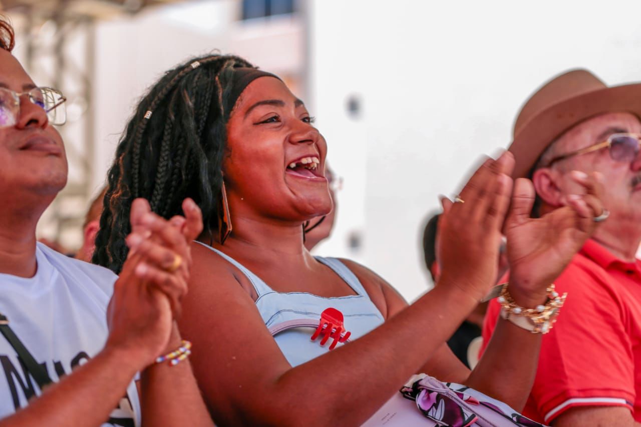 Entrega das chaves: Deputada compartilha emoção de famílias contempladas nos Residenciais São Judas Tadeu I e II