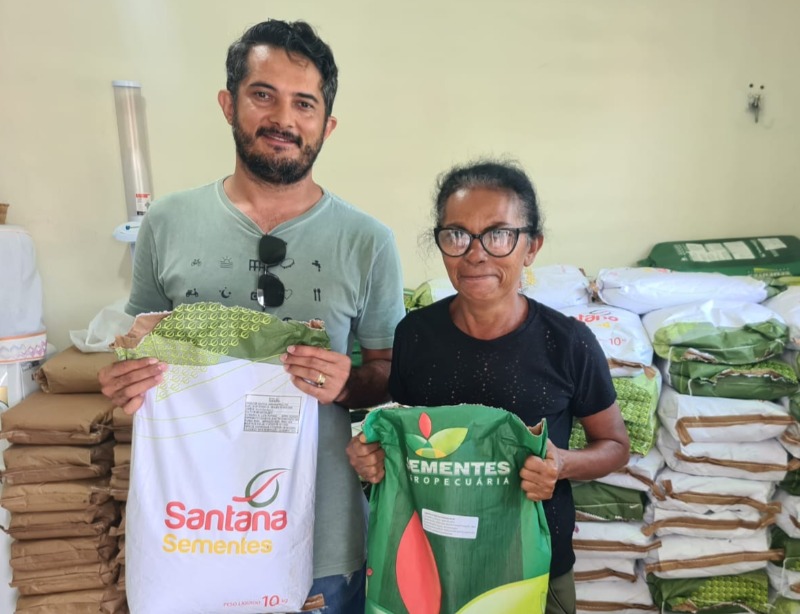 Distribuição de sementes para agricultores beneficiados no corte de terra, em Passagem, é iniciada