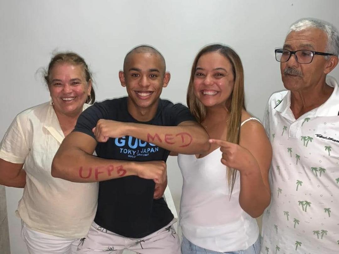 Jovem de Teixeira-PB conquista sonho de estudar Medicina na UFPB