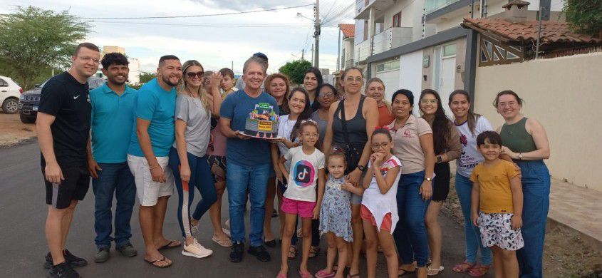 Moradores do bairro Salgadinho, em Patos, fazem festa para o prefeito Nabor em agradecimento por asfaltamento de rua