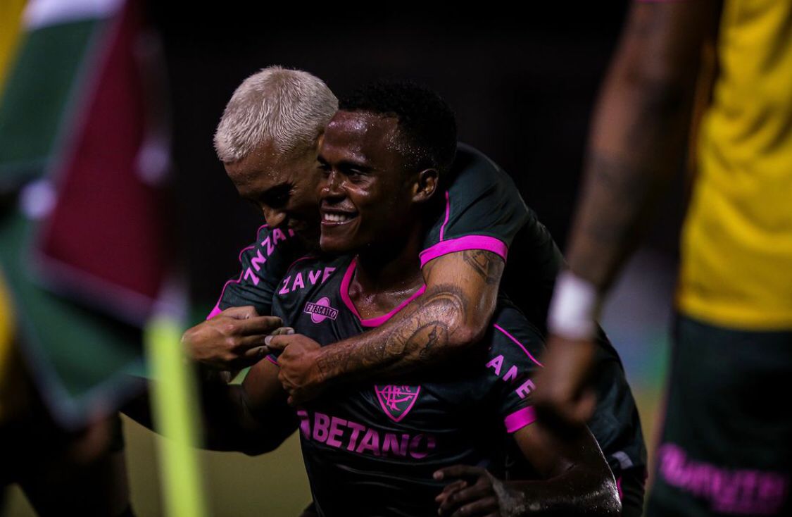 Com golaço de Cano e noite iluminada de Arias, Fluminense vira sobre o Bangu na volta dos titulares e se isola na liderança