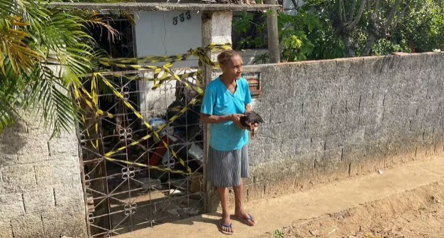 Idosa tem casa destruída por incêndio após tentar acender vela, na Paraíba